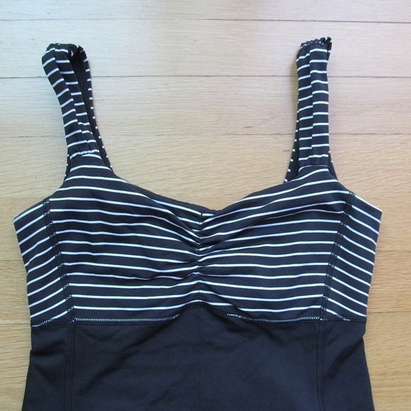 Ladies Lululemon Two Athletic Workout Top & Crop Leggings Size 4 - Picture 3 of 13